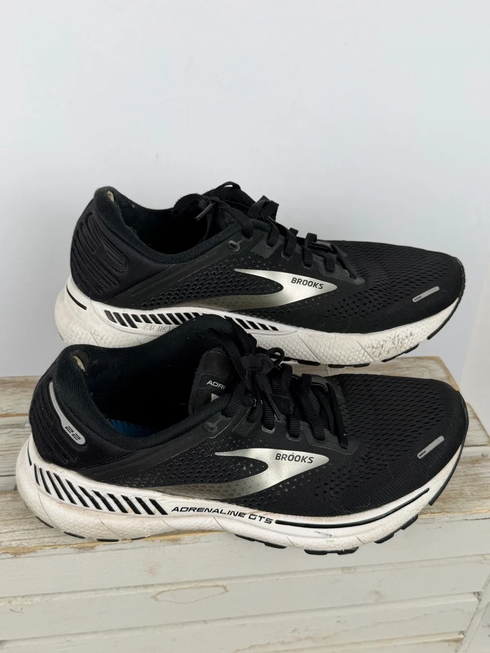 Brooks Adrenaline GTS 22 stability running shoes in black and Silver size 9.5